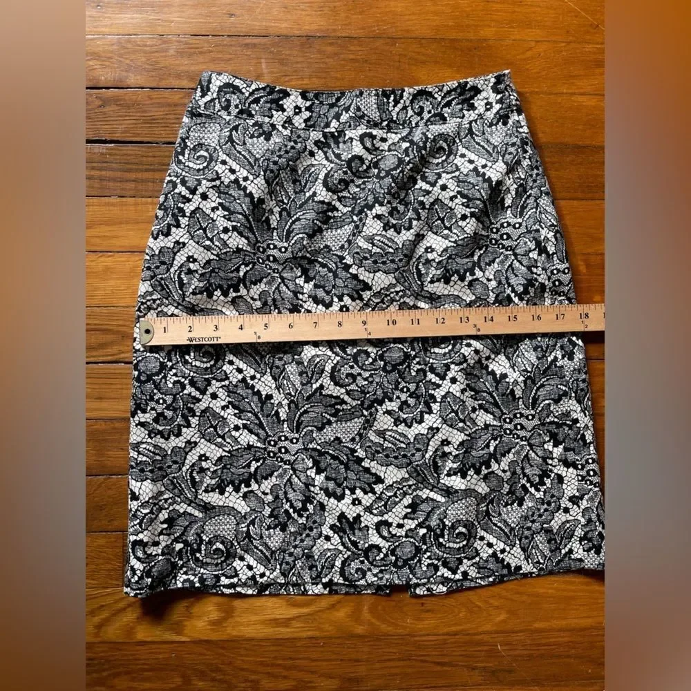 Van Huesen studio women’s size 2 black and cream lace lookalike pencil skirt